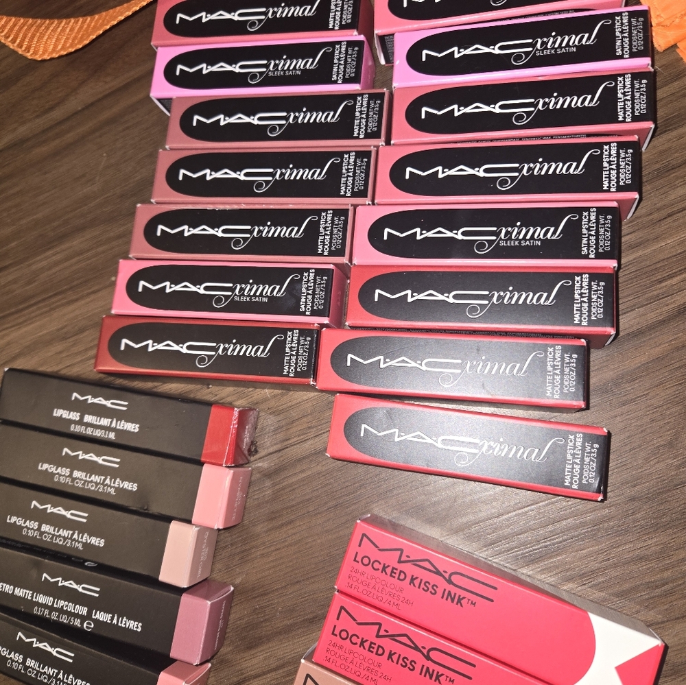MAC makeup lip stick lip gloose eye brow amd eye liner